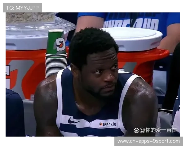 兰德尔低位强吃得手，尼克斯禁区硬解，尼克斯队兰德尔