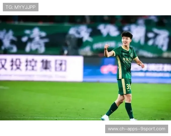 王钰栋在国青赛场连过三人后抽射得分，展现极佳竞技状态